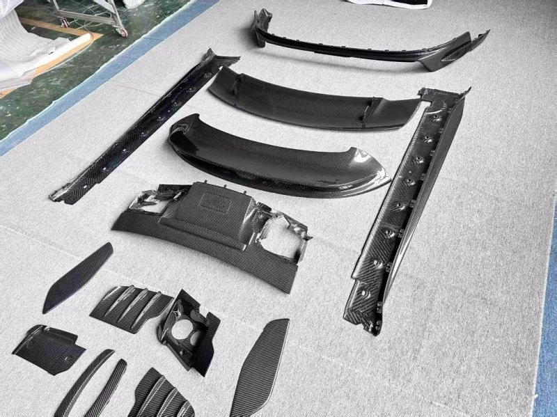 High Quality OEM Style Dry Carbon Fiber Kit With Front Lip Rear Spoiler Rear Diffuser Side Skirts for  992 Real GT3 2024